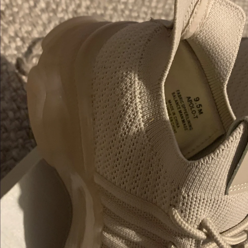 WOMANS CUSHIONAIRE MEMORY FOAM SNEAKERS. - Picture 4 of 6